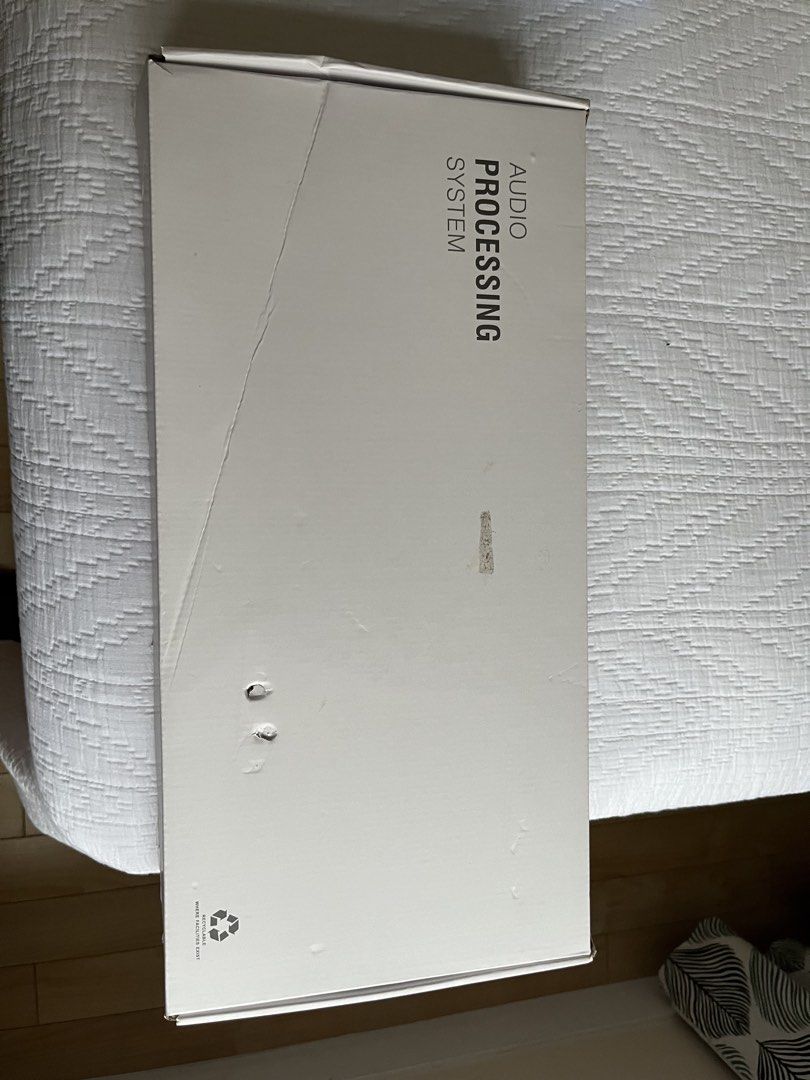 Audio Processing System with Remote （分類：Soundbar、揚聲器、藍牙喇叭、耳擴）位於 Hong Kong。 由 monnym 提交（商品編號 1459580411，圖片 1）。簡介： Professional audio processor. Includes the main unit, remote control, power cable, and USB cable. Also comes with manuals. Type: Digital karaoke processor / audio pre-amplifier with DSP (Digital Signal Processor). Function: Manages audio signals, controls microphone effects (reverb and echo), prevents howling/feedback, and routes sound