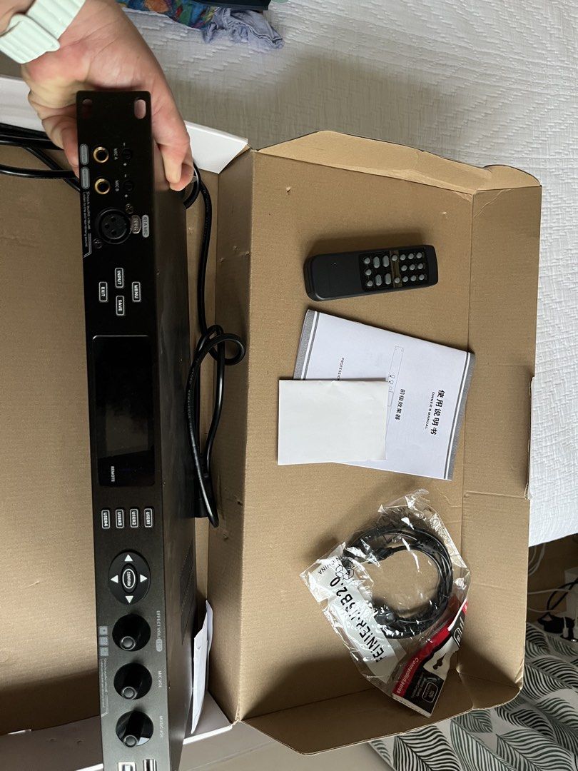 Audio Processing System with Remote （分類：Soundbar、揚聲器、藍牙喇叭、耳擴）位於 Hong Kong。 由 monnym 提交（商品編號 1459580411，圖片 2）。簡介： Professional audio processor. Includes the main unit, remote control, power cable, and USB cable. Also comes with manuals. Type: Digital karaoke processor / audio pre-amplifier with DSP (Digital Signal Processor). Function: Manages audio signals, controls microphone effects (reverb and echo), prevents howling/feedback, and routes sound