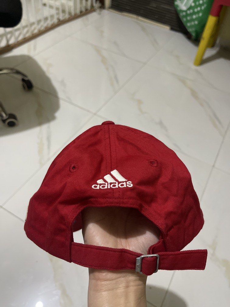 Authentic Adidas x MLB New York Yankees Cap (Category: Caps & Hats) located in Bacoor. Submitted by mtshop_170309 (Listing ID 1459589033, Image 3). Description: Team: New York Yankees (NY front logo) Brand: Adidas (Logo embroidered at the back) Details: Features the official MLB Batterman logo patch on the side Color: Vibrant Red / Crimson ❤️ Size: Adjustable strap at the back.