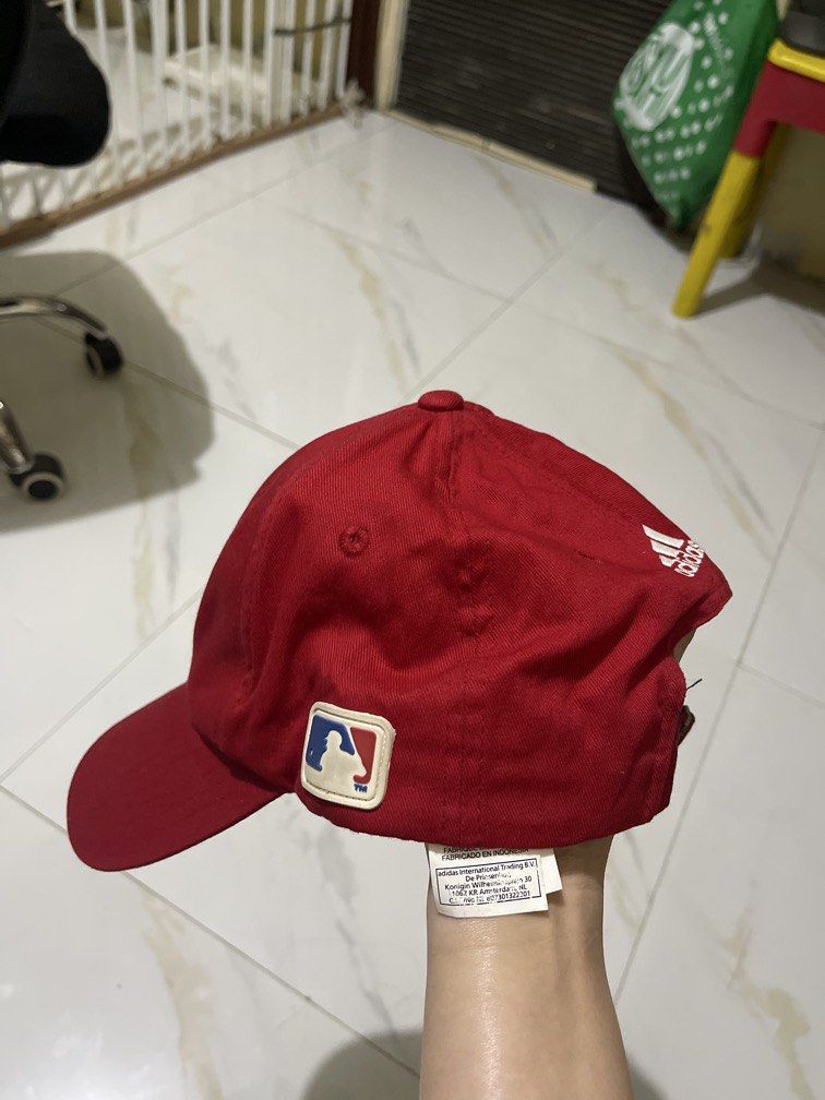 Authentic Adidas x MLB New York Yankees Cap (Category: Caps & Hats) located in Bacoor. Submitted by mtshop_170309 (Listing ID 1459589033, Image 2). Description: Team: New York Yankees (NY front logo) Brand: Adidas (Logo embroidered at the back) Details: Features the official MLB Batterman logo patch on the side Color: Vibrant Red / Crimson ❤️ Size: Adjustable strap at the back.