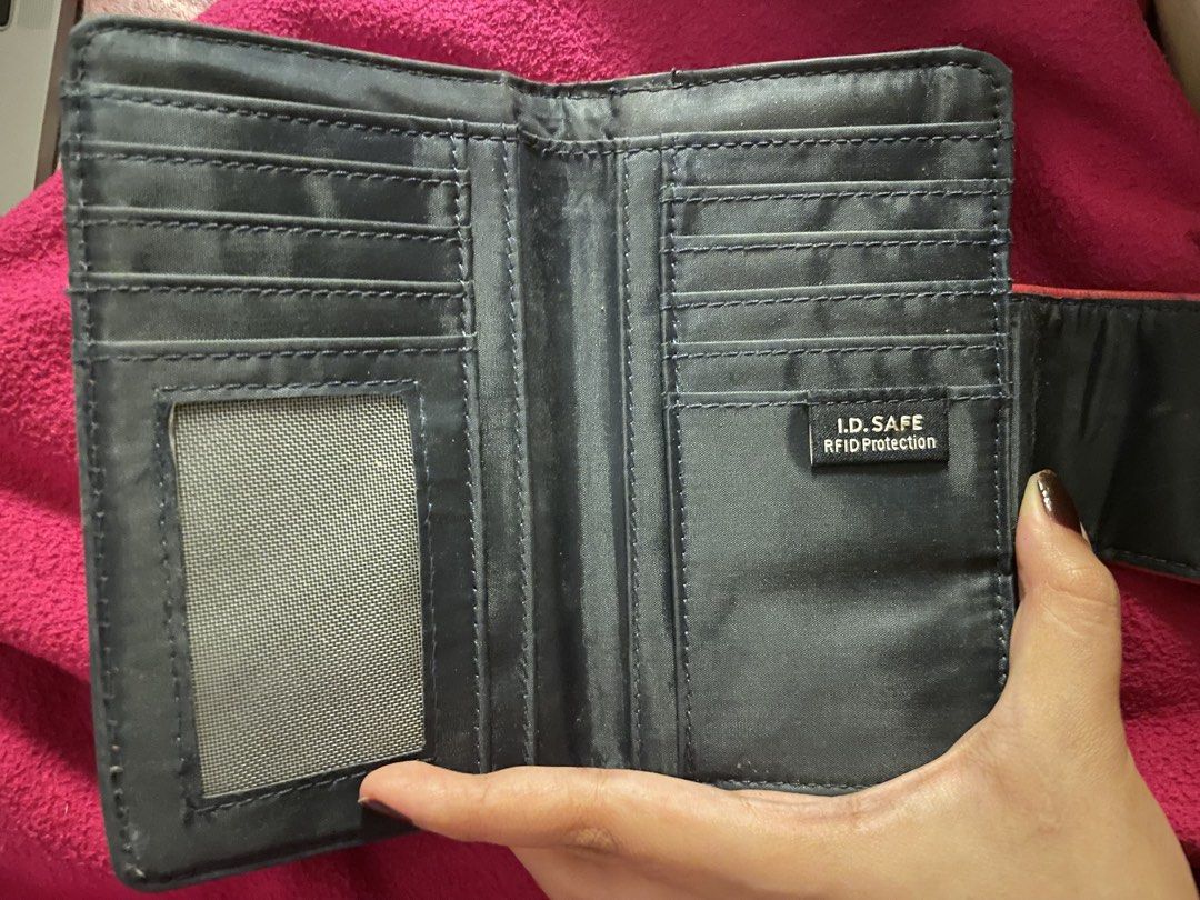 Authentic Nautica Bifold Wallet with RFID Protection (Category: Wallets & Card holders) located in Caloocan City. Submitted by luckyg4l (Listing ID 1459662443, Image 3). Description: negotiable.