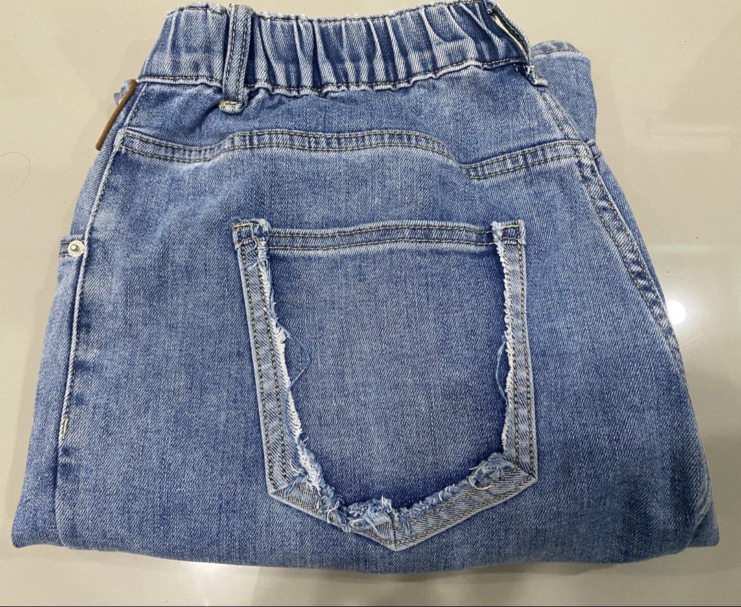 Baggy Pants (Category: Jeans) located in General Santos City (Dadiangas). Submitted by d_vyl (Listing ID 1459560074, Image 1). Description: Baggy Pants Size: 34-36 Conditions: almost brand new (rarely used) Price: 200 pesos only.