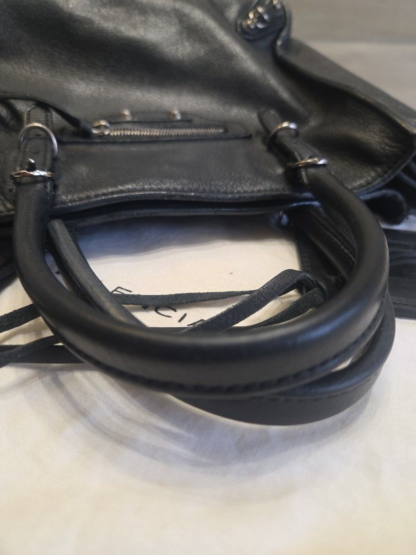 Authentic Balenciaga Black Mini Papier (Category: Cross-body Bags) located in San Juan City. Submitted by rwongthings (Listing ID 1459557991, Image 2). Description: Balenciaga Mini Papier - Features top handles and a detachable shoulder strap - Signature zip pocket on the front - Comes with the original dust bag and Mirror - Ideal for everyday use.