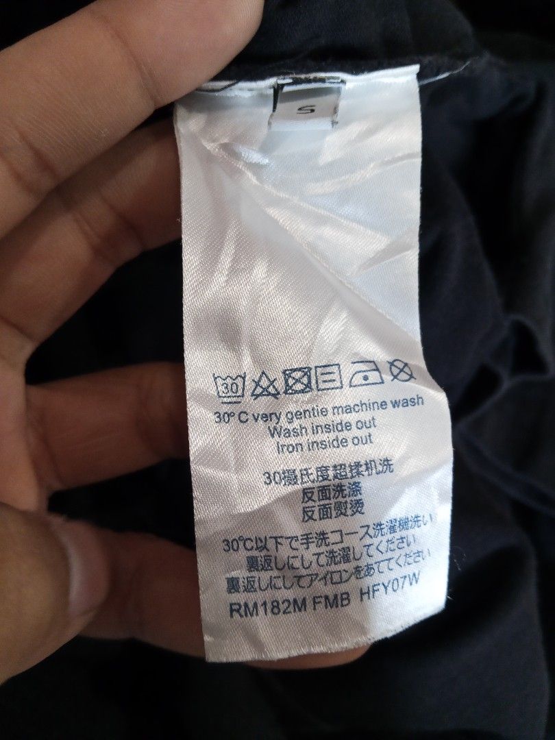 Balenciaga Paris T-shirt (Category: Tshirts & Polo Shirts ) located in Lucban. Submitted by aeronroyyy (Listing ID 1459556554, Image 3). Description: - Authentic Balenciaga Paris graphic t-shirt - Features iconic Balenciaga logo with 'Paris' text - Estimated size S (please check tag and photos for fit) - Made from soft, comfortable cotton - Ideal for everyday casual wear - Detailed design visible in provided photos.