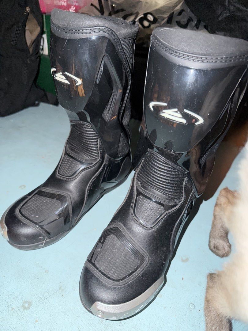BENKIA Motorcycle Boots EU 37 US 3.5 (Category: Boots) located in Manila. Submitted by kristineguevarra.100168 (Listing ID 1459625504, Image 2). Description: - BENKIA Motorcycle Boots - Size: EU 37 / US 3.5 - Color: Black - Features: Protective plating for safety - Ideal for motorcycle riding - Please check photos for condition details.