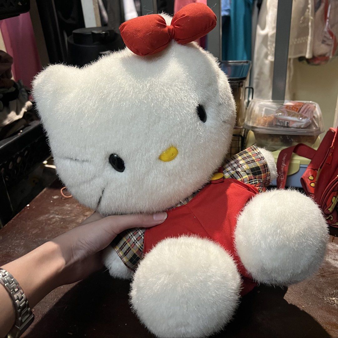 Big Hello Kitty Stuff Toy (Category: Plushies & Soft Toys) located in Manila. Submitted by erickalago (Listing ID 1459667439, Image 2). Description: loc: Manila.