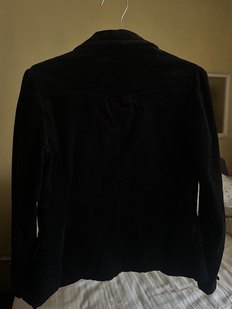 Black Blazer Jacket (Category: Coats, Jackets and Outerwear) located in Quezon City. Submitted by kianabanq (Listing ID 1459645190, Image 2). Description: BLACK VELVETY BLAZER JACKET CAN FIT XS/S QC CULIAT AREA.