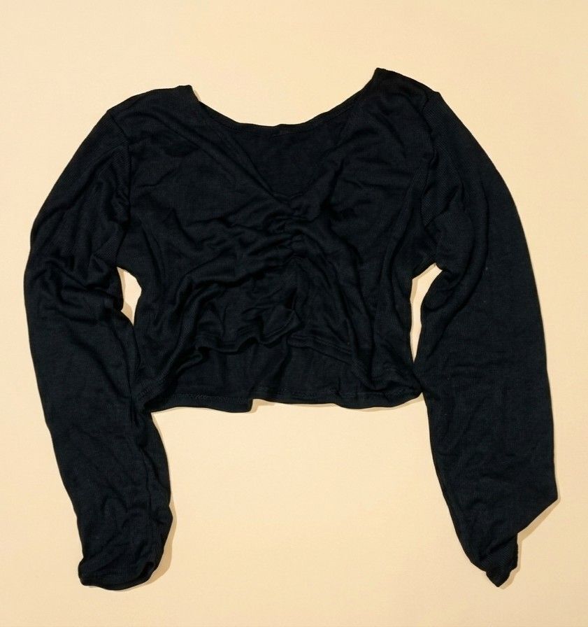 black long-sleeve crop top (Category: Longsleeves) located in Quezon City. Submitted by angelicpompompurin (Listing ID 1459581199, Image 1). Description: size: s-m black long-sleeve crop top featuring a soft, draped, and ruched front design -this long blouse is preloved so manage your expectations but no major flaws! -no returns, no refunds, no exchange MOP: GCASH/MAYA MOD: LALAMOVE/J&T (buyers shoulder fee).