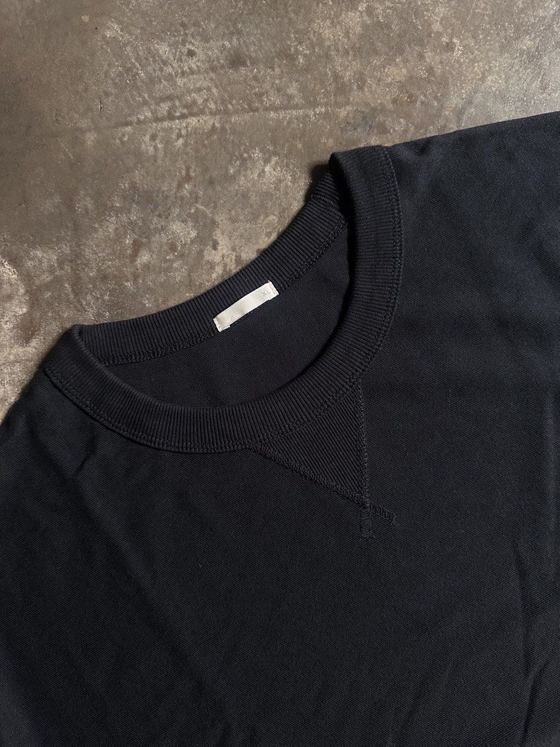 Black Short Sleeve T-shirt (Category: Tshirts & Polo Shirts ) located in Laoag. Submitted by keenforest-6bd6 (Listing ID 1459532737, Image 2). Description: - Basic black short sleeve t-shirt - Comfortable crew neck with reinforced V-stitch detail - Ribbed hem and cuffs for a snug fit - Versatile staple for everyday wear or layering.