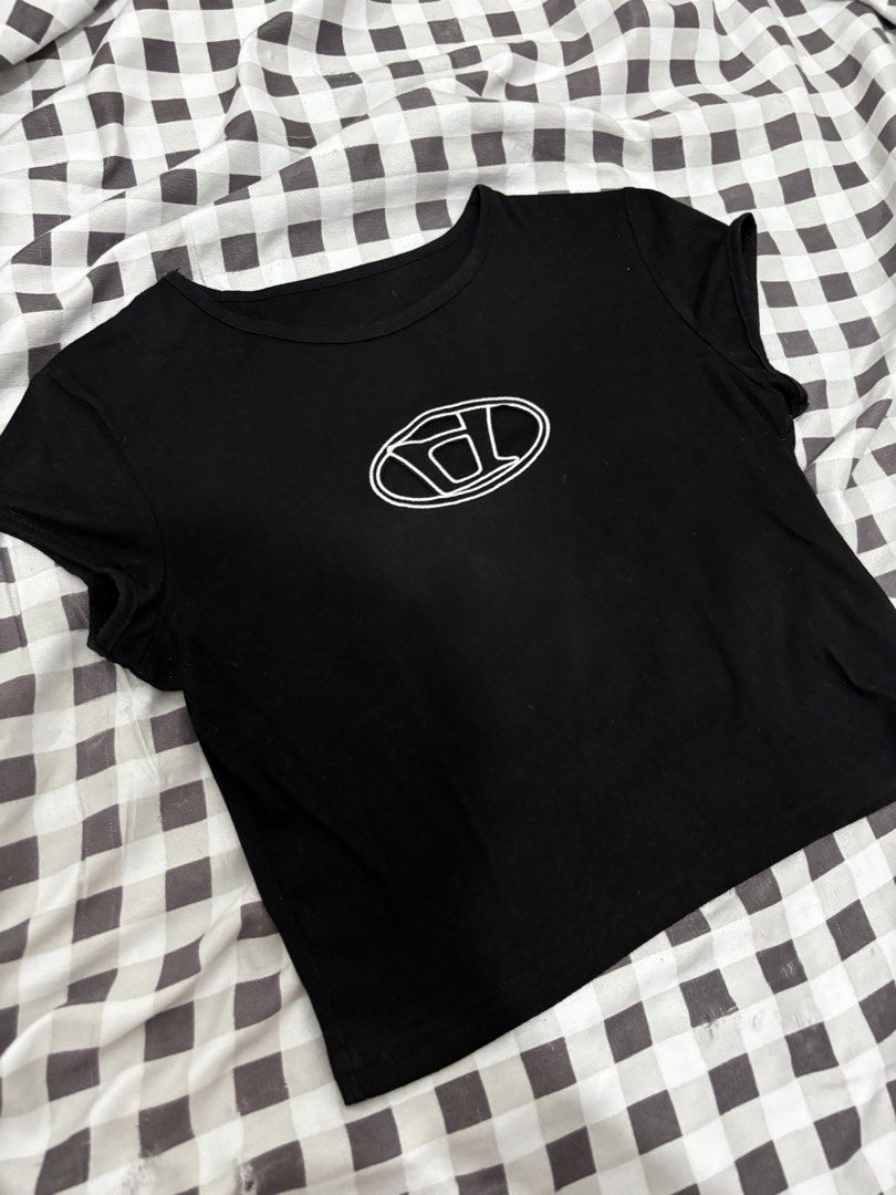 black top (Category: Sleeveless) located in Manila. Submitted by jojimiller_10 (Listing ID 1459652939, Image 1). Description: black croptop.