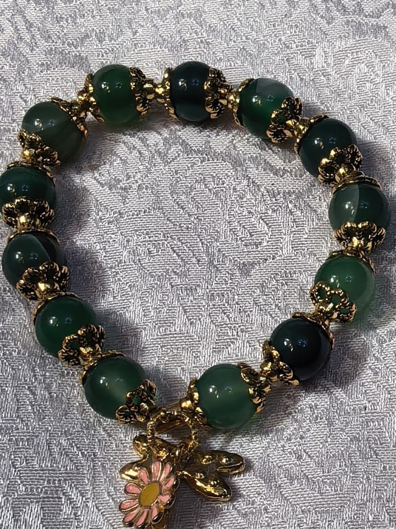 Brand new charm bracelet with Box stone (Category: Bracelets) located in Tuguegarao City. Submitted by zenphoenix-7ad615 (Listing ID 1459558706, Image 1). Description: Pretty vintage charm bracelet.