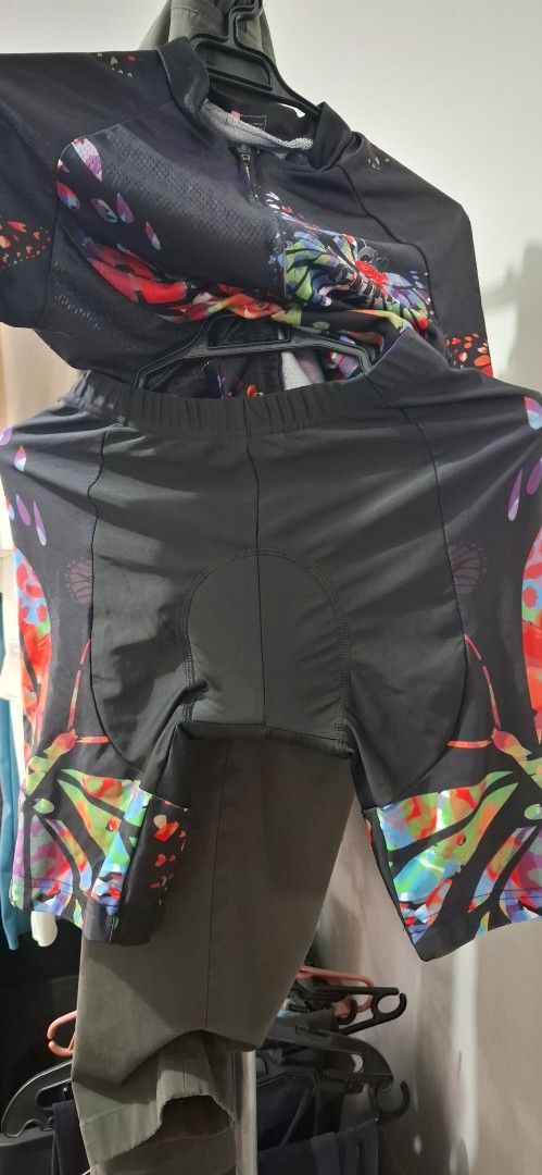 Butterfly Print Cycling Jersey (Category: Activewear) located in Bulacan. Submitted by ditchandswitch (Listing ID 1459674161, Image 2). Description: - Black cycling jersey with a vibrant butterfly print - Full zip front for easy wear - Breathable material to keep you cool - Perfect for your next cycling adventure - Features a unique and eye-catching design.