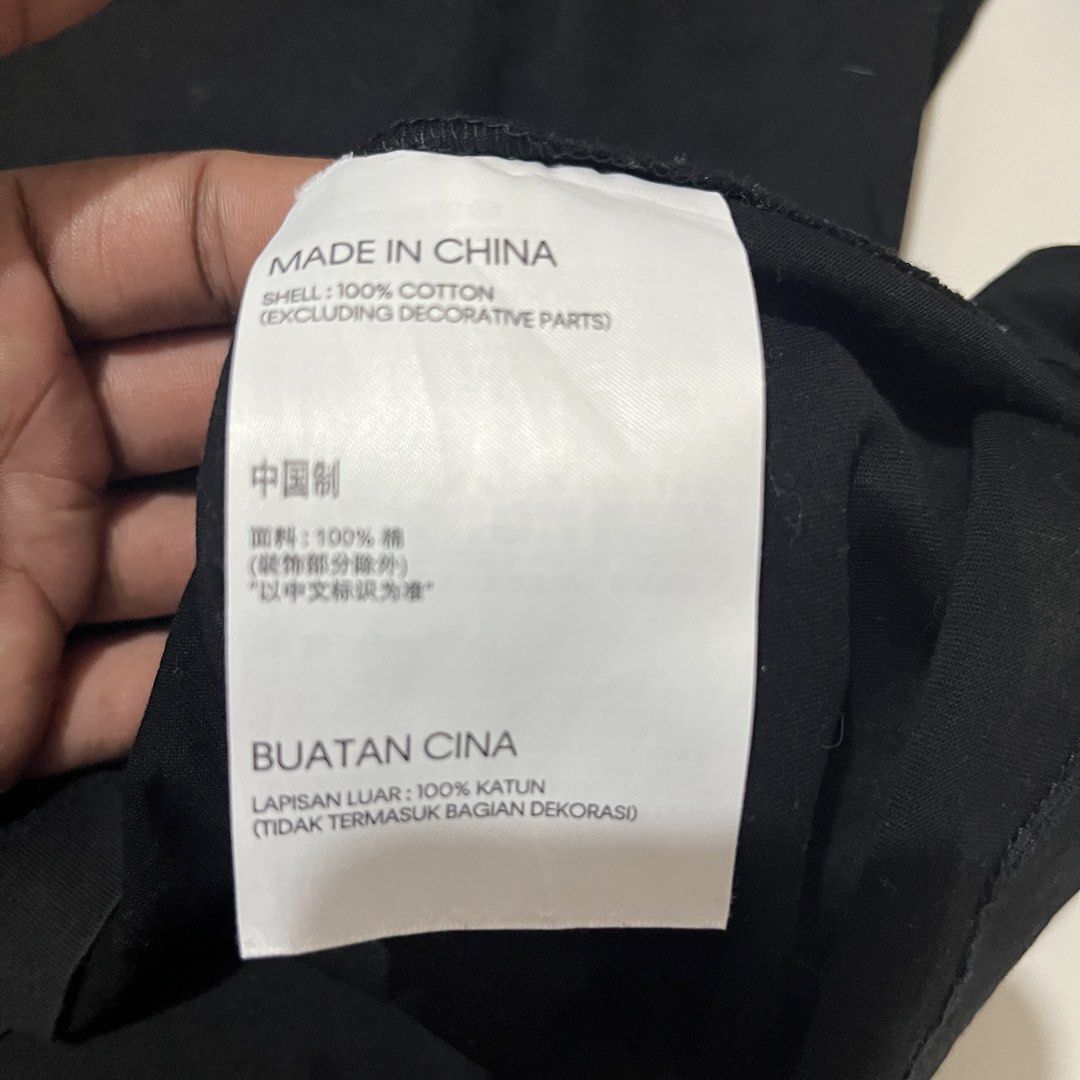 Calvin Klein (Category: Tshirts & Polo Shirts ) located in Bacoor. Submitted by manonghits_2000 (Listing ID 1459648743, Image 3). Description: Calvin Klein Measurement: 19x27 Color: Black Color Rate: 9.7/10 Condition: Good as New Issue: None Claim 350.