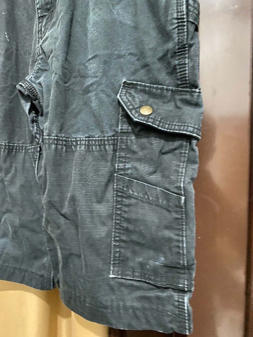 Carhartt cargo short carpenter (Category: Shorts) located in Manila. Submitted by sakamotostuffcollection (Listing ID 1459504067, Image 3). Description: size 36 on tag no issue black na black 24 length.