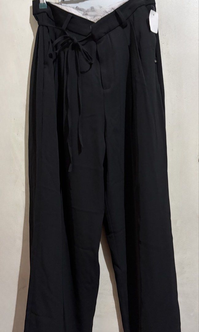 Casual Pants Size Waist 30-31 (Category: Other Bottoms) located in Manila. Submitted by zenwater_6b25f5 (Listing ID 1459618149, Image 2). Description: Casual pants office wear/casual outfit Comfy fabric Soft fabric Bagsak and tela Pants length 40 inches Actual photo Premium quality.