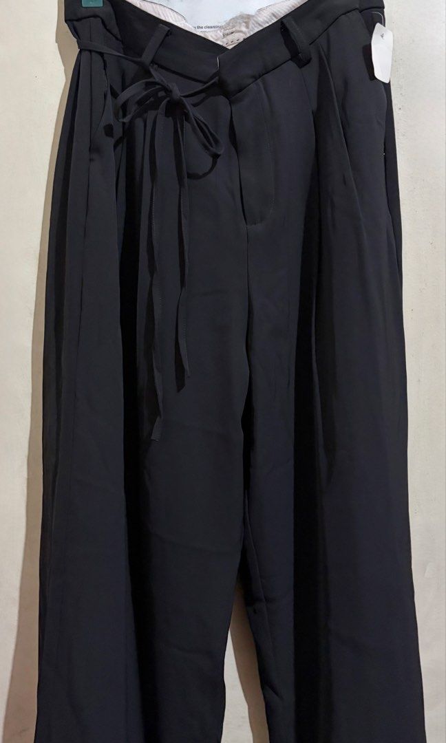 Casual Pants Size Waist 30-31 (Category: Other Bottoms) located in Manila. Submitted by zenwater_6b25f5 (Listing ID 1459618149, Image 1). Description: Casual pants office wear/casual outfit Comfy fabric Soft fabric Bagsak and tela Pants length 40 inches Actual photo Premium quality.