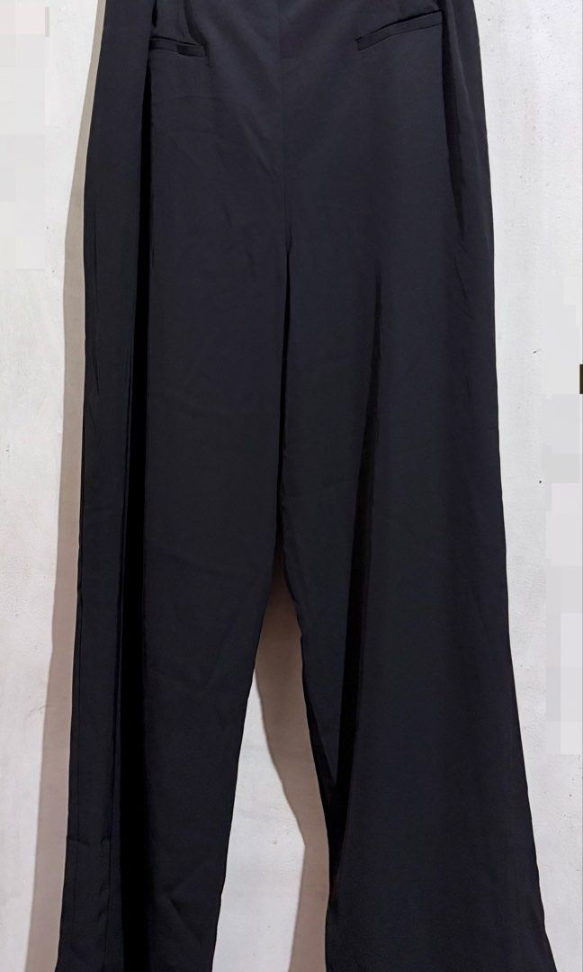Casual Pants Size Waist 30-31 (Category: Other Bottoms) located in Manila. Submitted by zenwater_6b25f5 (Listing ID 1459618149, Image 3). Description: Casual pants office wear/casual outfit Comfy fabric Soft fabric Bagsak and tela Pants length 40 inches Actual photo Premium quality.