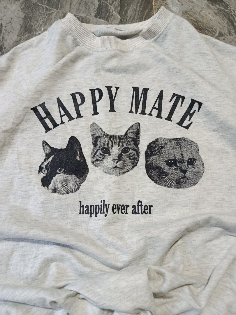 Cat graphic sweater (Category: Activewear) located in Prosperidad. Submitted by basicdept07 (Listing ID 1459546250, Image 3). Description: 23.5 x 25 good condition minimal stain need wash only.