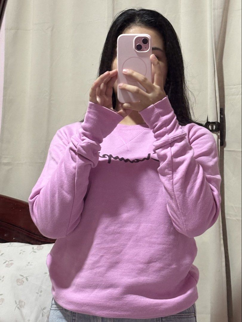 CHAMPION CREWNECK SWEATSHIRT (Category: Coats, Jackets and Outerwear) located in Iba. Submitted by byshannenkeith (Listing ID 1459626805, Image 3). Description: US Size - Small Fits up to Medium .