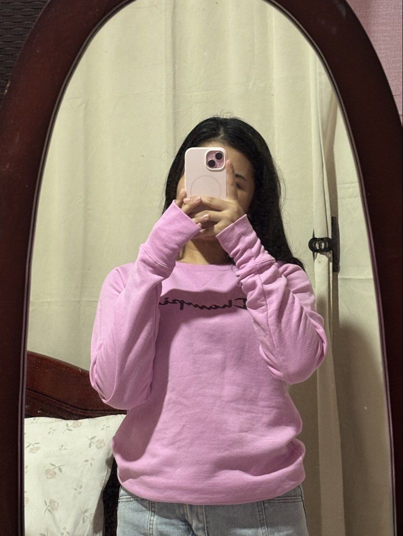 CHAMPION CREWNECK SWEATSHIRT (Category: Coats, Jackets and Outerwear) located in Iba. Submitted by byshannenkeith (Listing ID 1459626805, Image 1). Description: US Size - Small Fits up to Medium .