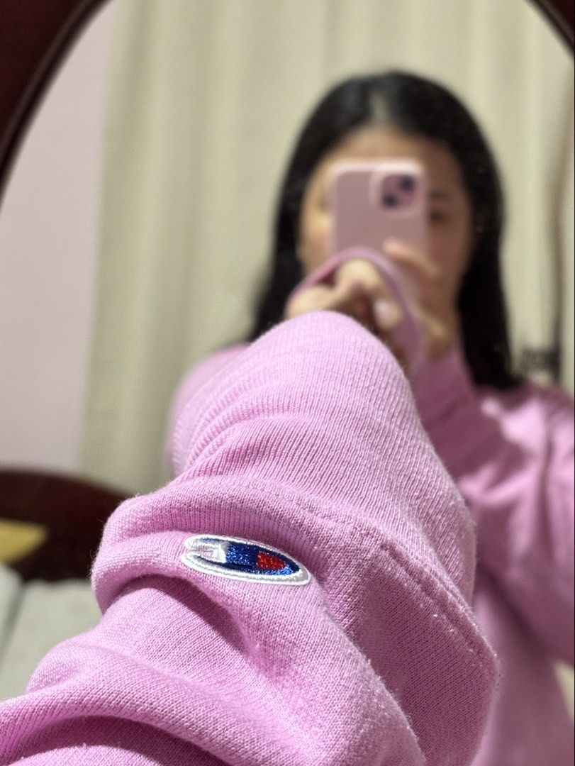 CHAMPION CREWNECK SWEATSHIRT (Category: Coats, Jackets and Outerwear) located in Iba. Submitted by byshannenkeith (Listing ID 1459626805, Image 2). Description: US Size - Small Fits up to Medium .