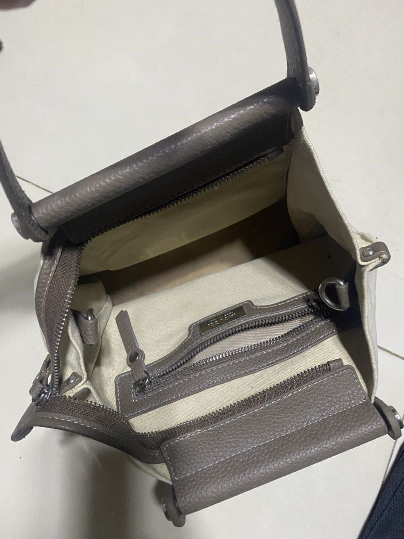 Classy Bag (Category: Shoulder Bags) located in Quezon City. Submitted by tcrsm_ (Listing ID 1459579140, Image 3). Description: My fave also, linis lang unti pwede ko naman linisan bago ideliver hehe.