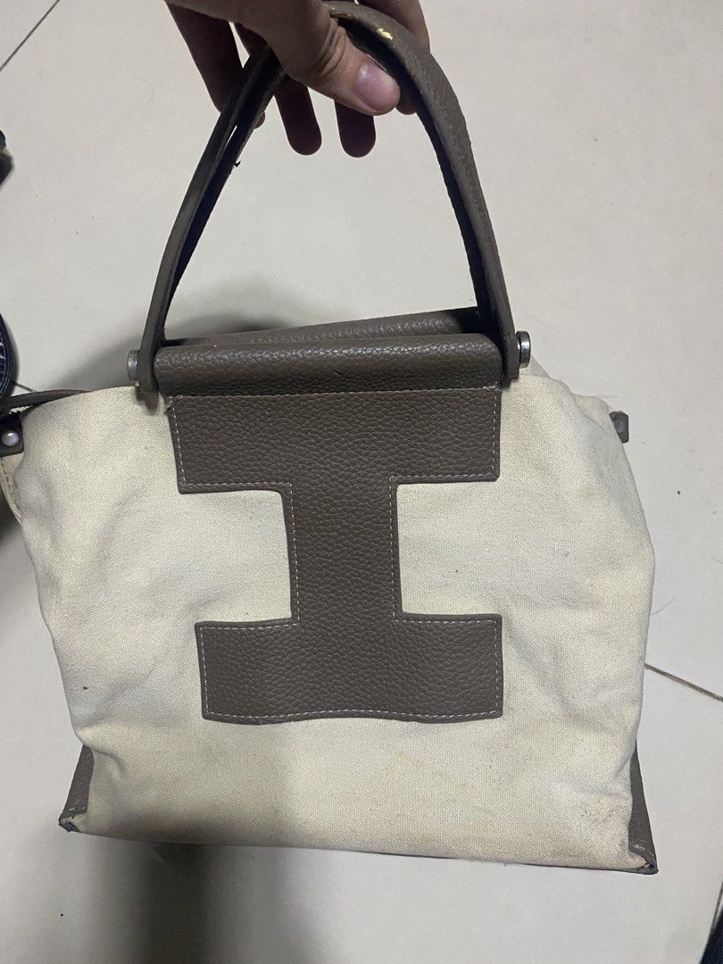 Classy Bag (Category: Shoulder Bags) located in Quezon City. Submitted by tcrsm_ (Listing ID 1459579140, Image 2). Description: My fave also, linis lang unti pwede ko naman linisan bago ideliver hehe.