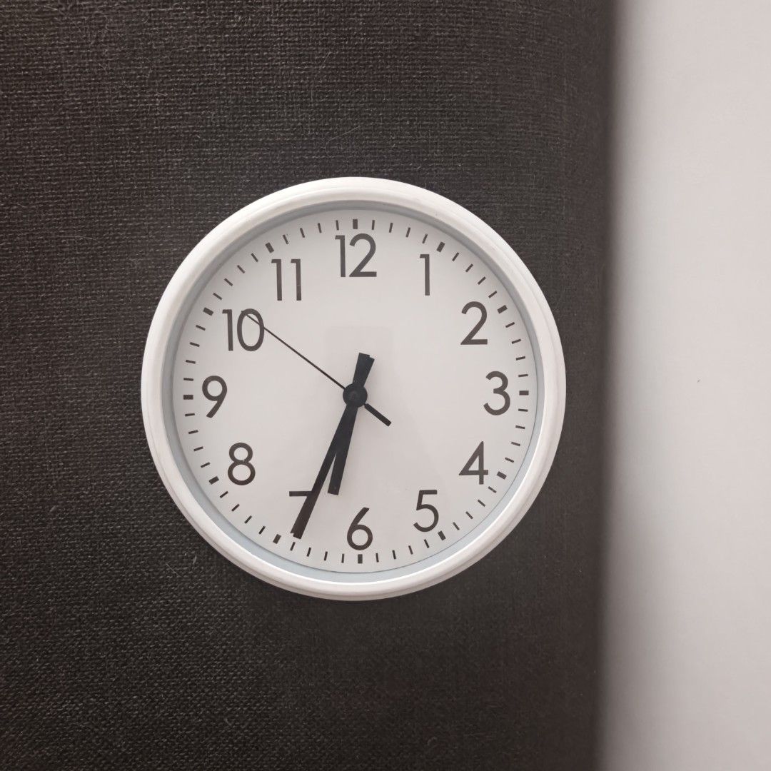 Clock (Not functioning) (Category: Clocks) located in Cyberjaya. Submitted by lovelily__ (Listing ID 1459492227, Image 1). Description: Not sure if it's faulty or what but maybe just needs to replace the battery..