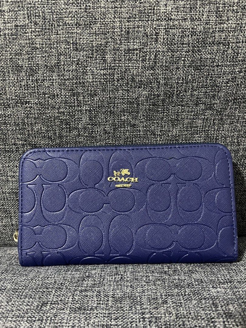 Coach blue wallet (Category: Wallets & Card holders) located in Quezon City. Submitted by tresheaven (Listing ID 1459632350, Image 1). Description: .