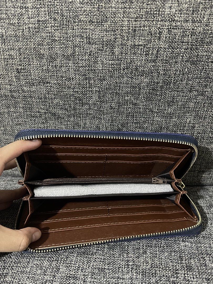 Coach blue wallet (Category: Wallets & Card holders) located in Quezon City. Submitted by tresheaven (Listing ID 1459632350, Image 2). Description: .