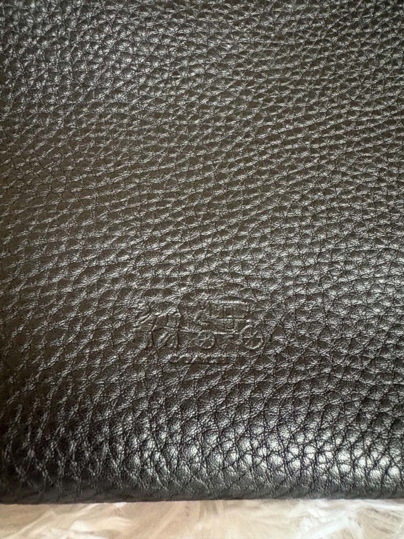 Coach Cary Shoulder Bag (Category: Luxury Bags & Wallets) located in Manila. Submitted by lovveegeli (Listing ID 1459602664, Image 3). Description: .