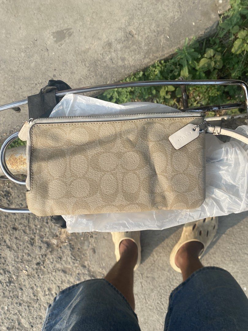 COACH DOUBLE ZIP WALLET/WRISLET AUTHENTIC/LEGIT (Category: Luxury Bags & Wallets) located in Padada. Submitted by mericbanabana (Listing ID 1459542597, Image 1). Description: COACH double zip wallet perfect kaau nis inyo mga madam mas legit ang wallet mas daghan kwarta na mosuloday Nice kaau pwede mga card cash etc daghan syag sudlan perfect pang gift etc mahal kaau bnew ani also 2017 release ni and after sa release ani wala na gabuhat si coach o