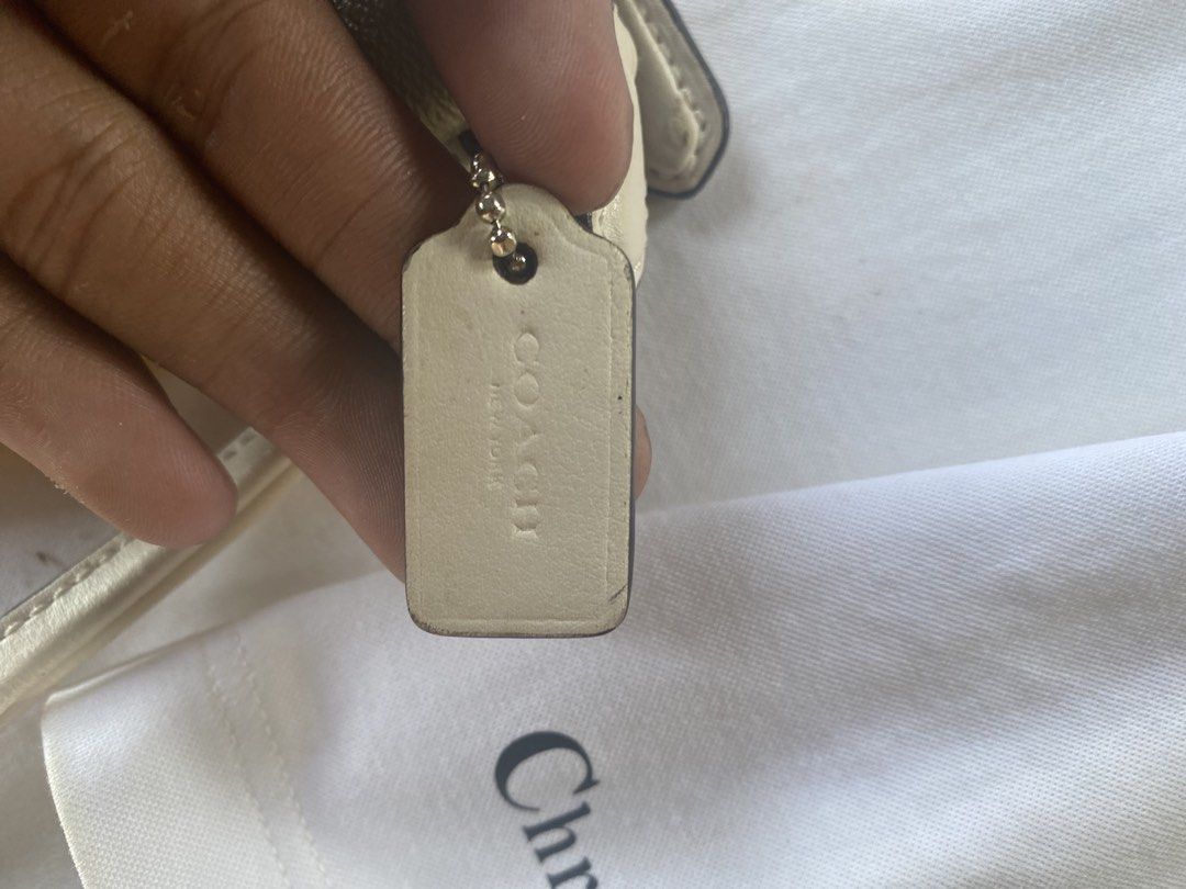 COACH DOUBLE ZIP WALLET/WRISLET AUTHENTIC/LEGIT (Category: Luxury Bags & Wallets) located in Padada. Submitted by mericbanabana (Listing ID 1459542597, Image 3). Description: COACH double zip wallet perfect kaau nis inyo mga madam mas legit ang wallet mas daghan kwarta na mosuloday Nice kaau pwede mga card cash etc daghan syag sudlan perfect pang gift etc mahal kaau bnew ani also 2017 release ni and after sa release ani wala na gabuhat si coach o