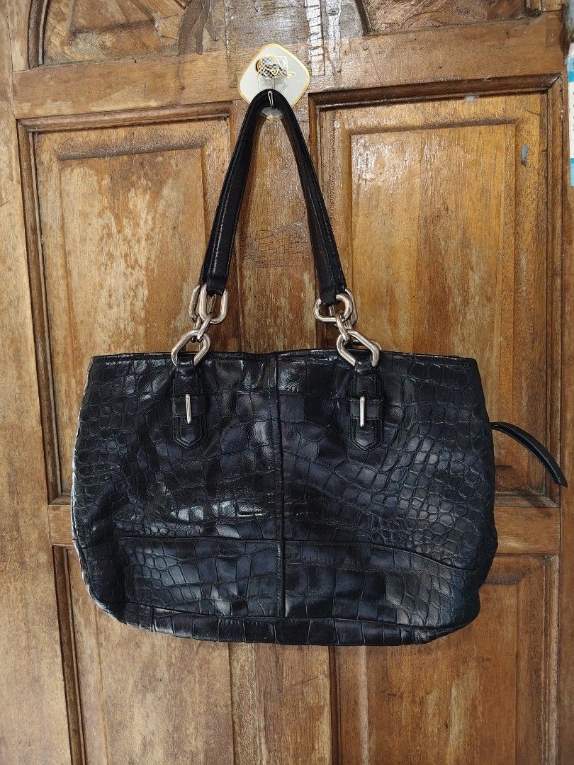 Coach Handbag #17838 (Category: Luxury Bags & Wallets) located in Iloilo. Submitted by branded-boy0422_16 (Listing ID 1459562199, Image 3). Description: Excellent to as new Solid sa personal parang Crocodile Skin material Minor issue: last Two pic Sign of Usage only.