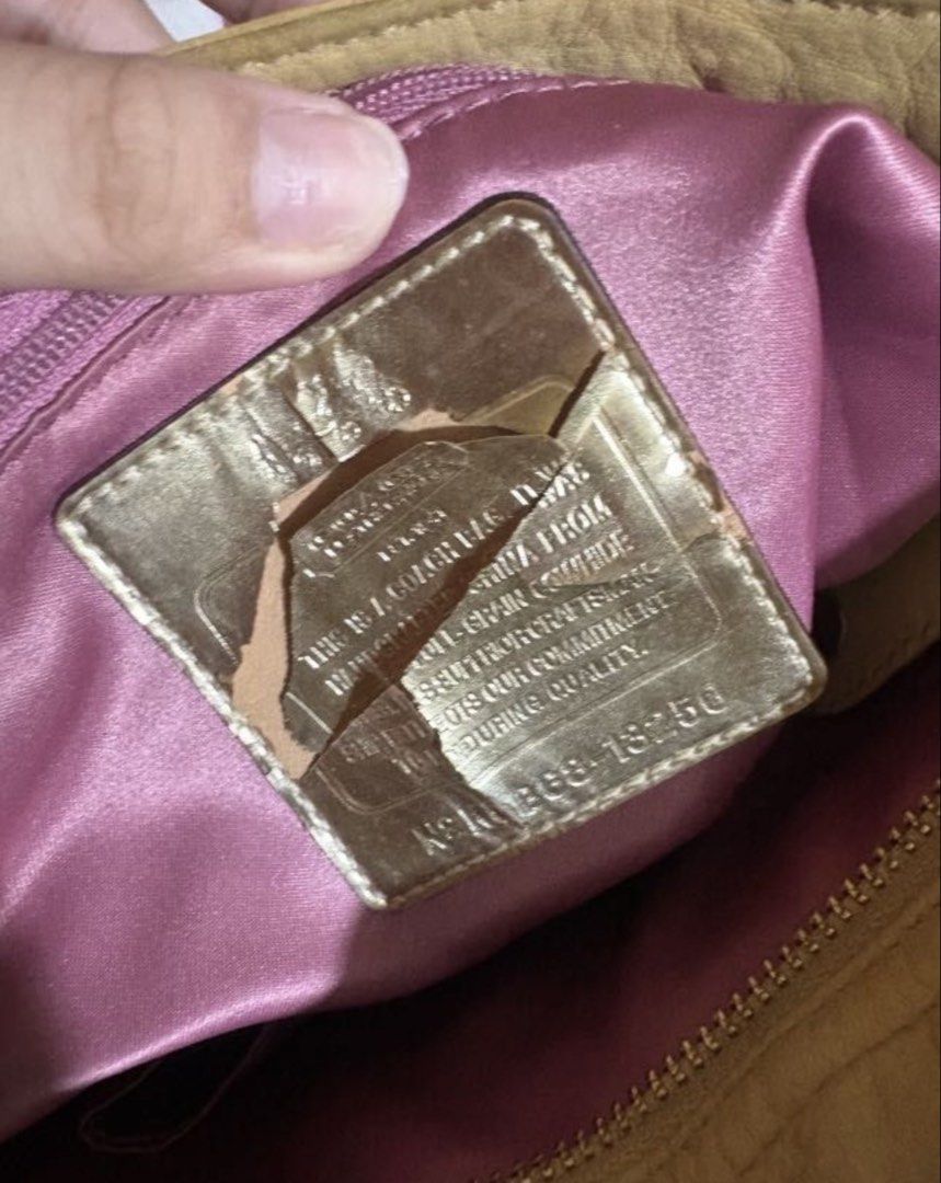 Coach Madison Leather Shoulder Bag (Category: Shoulder Bags) located in Cavite. Submitted by elle.nanasv (Listing ID 1459513889, Image 3). Description: -Manage your expectations because this bag is repainted - Broken Creed - May sling and shoulder sling - 2 hangtag.