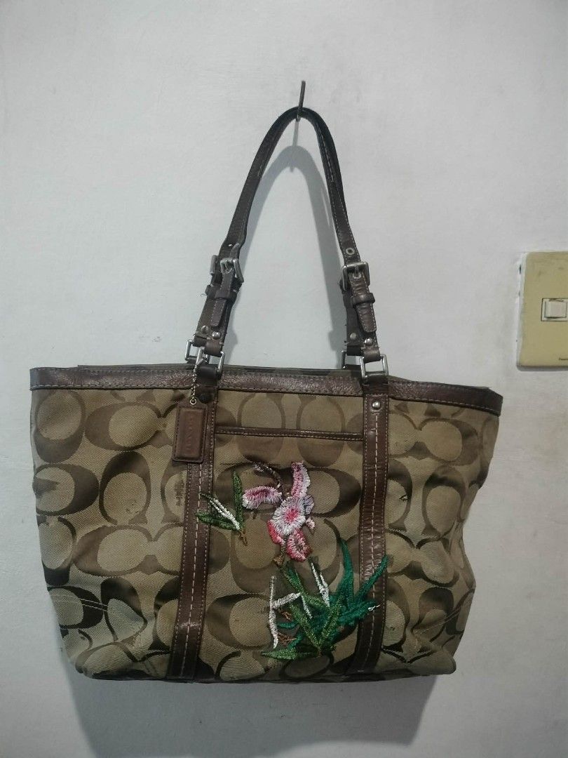 Coach Tote Bag/Sling Bag (Category: Tote Bags) located in Manila. Submitted by pjc1295 (Listing ID 1459591667, Image 1). Description: coach tote bag issue: with body rubs small rubber intact leather intact no peeling price : 1100 free shipping via flash/j&t.