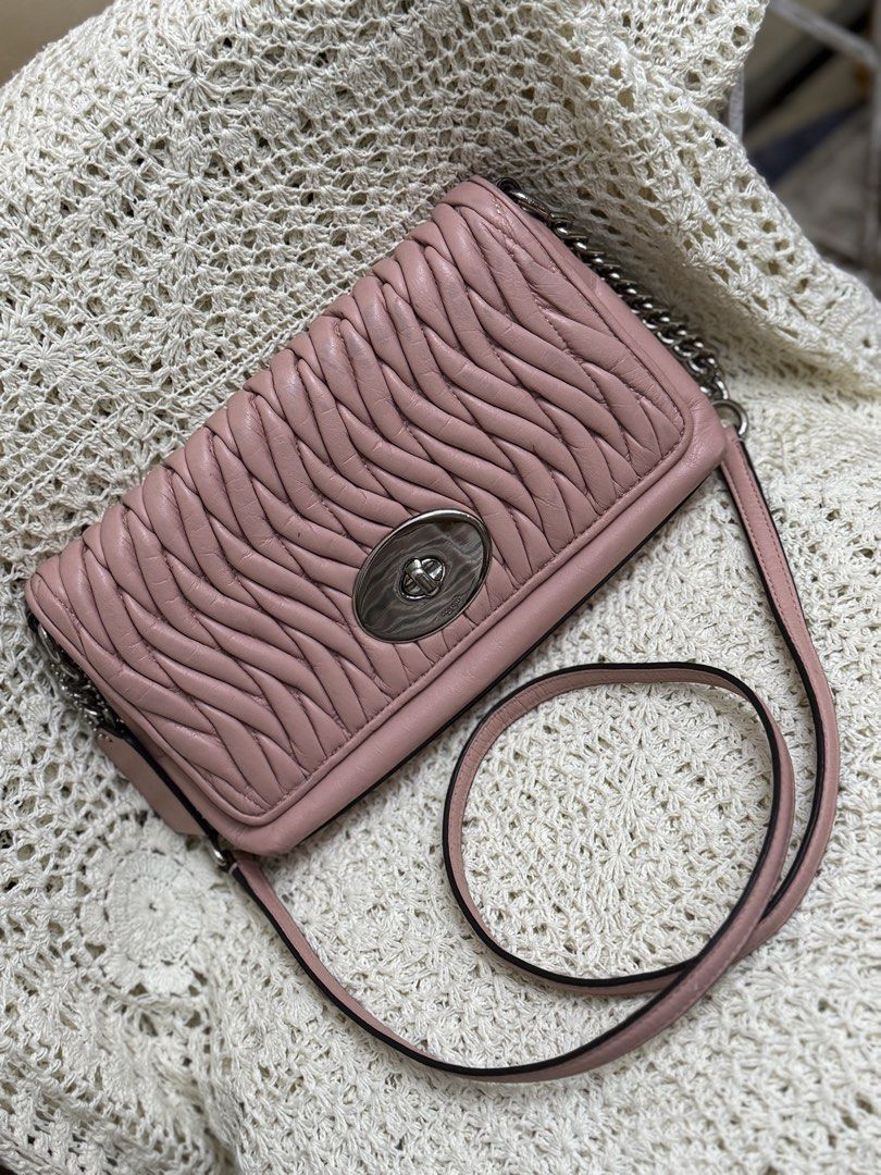 Coach Vintage Sling (Category: Luxury Bags & Wallets) located in Bacolod City. Submitted by vintage_vogue6100 (Listing ID 1459675991, Image 1). Description: Can do shipping via Jnt .