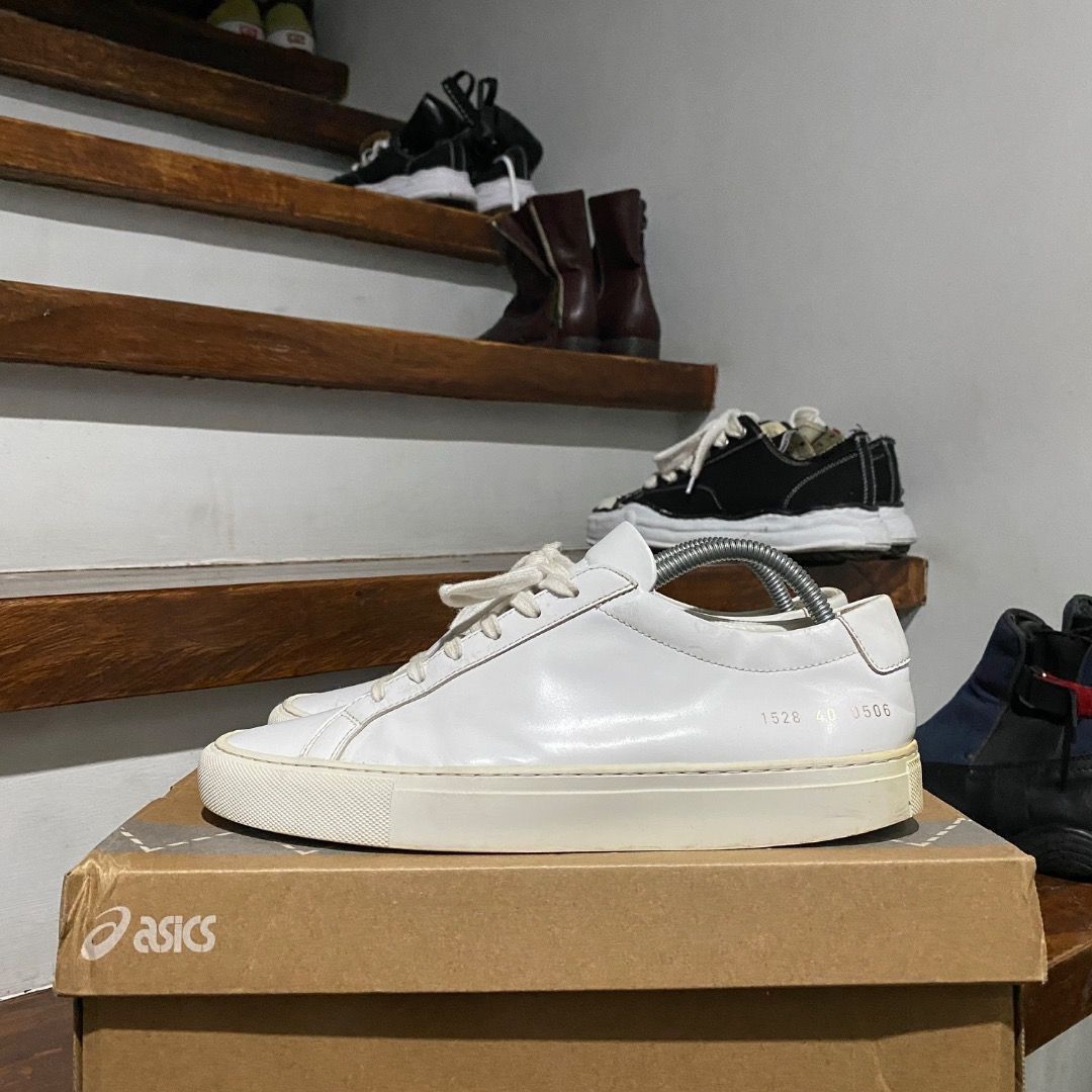Common Projects Achilles Low 40 (Category: Sneakers) located in Antipolo. Submitted by bentakahitanoano (Listing ID 1459591322, Image 3). Description: Common Projects Achilles Low Still wearable with visible heel drag creases dirt and some yellowing from regular use Size 40 fits around 7US orn condition with visible sign of usage but still structurally intact and usable A classic minimalist sneaker known for its clean silhouette perfect for someo