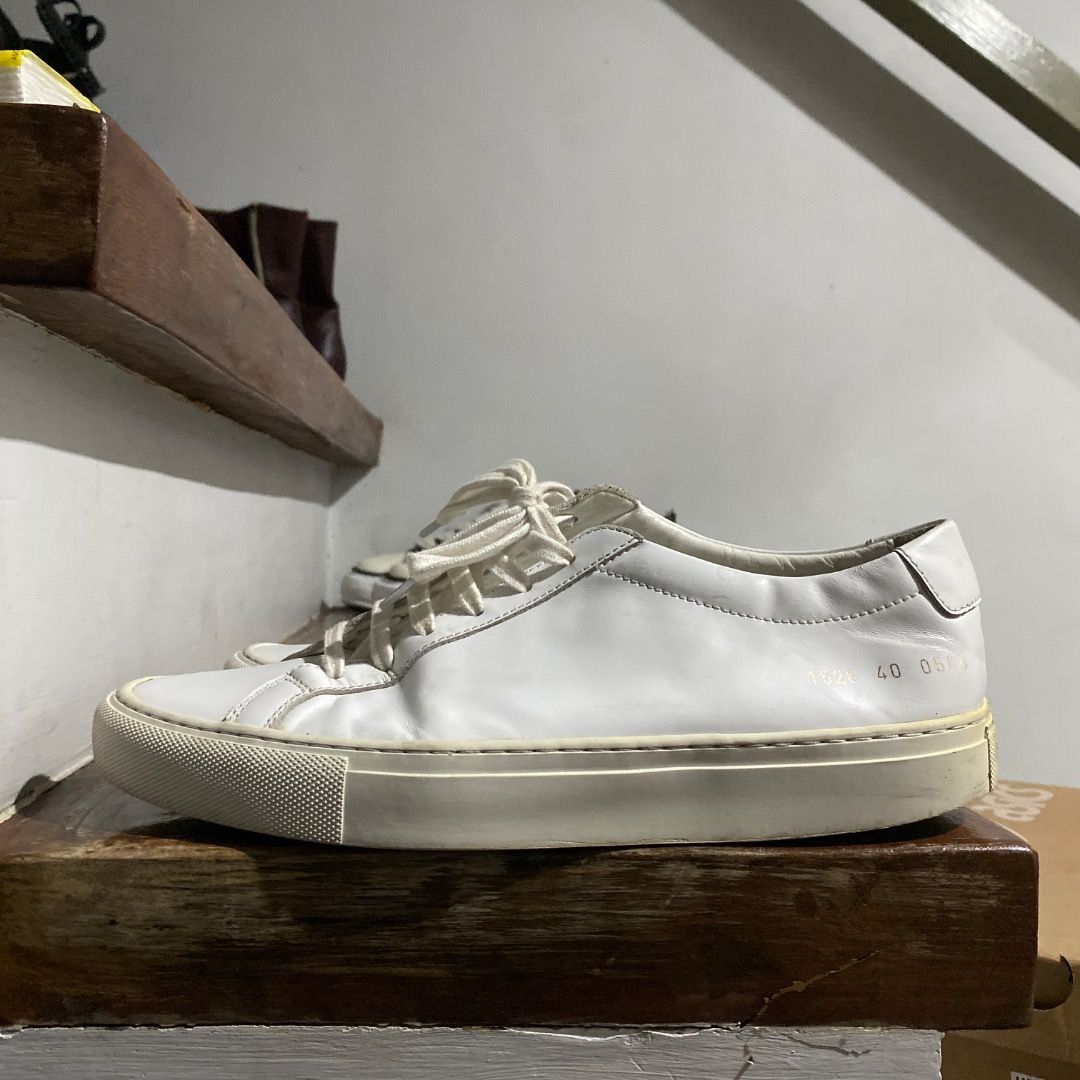 Common Projects Achilles Low 40 (Category: Sneakers) located in Antipolo. Submitted by bentakahitanoano (Listing ID 1459591322, Image 2). Description: Common Projects Achilles Low Still wearable with visible heel drag creases dirt and some yellowing from regular use Size 40 fits around 7US orn condition with visible sign of usage but still structurally intact and usable A classic minimalist sneaker known for its clean silhouette perfect for someo