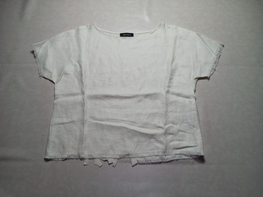 Cop Copine White Linen Frayed Hem Top Authentic (Category: Luxury Apparel) located in Urdaneta. Submitted by josephragontonjr95 (Listing ID 1459602335, Image 1). Description: - Cop Copine White Linen Frayed Hem Top Authentic - SIZE: 36 - DIMENSIONS ⬇️ ⬇️ ⬇️ - WIDTH: 20 - LENGTH: 22.5 - COLOR RATE: 9.8/10 - ISSUES/FLAWS: NONE - CONDITION: AS NEW - Color: White - Material: Linen - Sleeve Style: Short sleeves with frayed edges - Hem Details: Frayed 