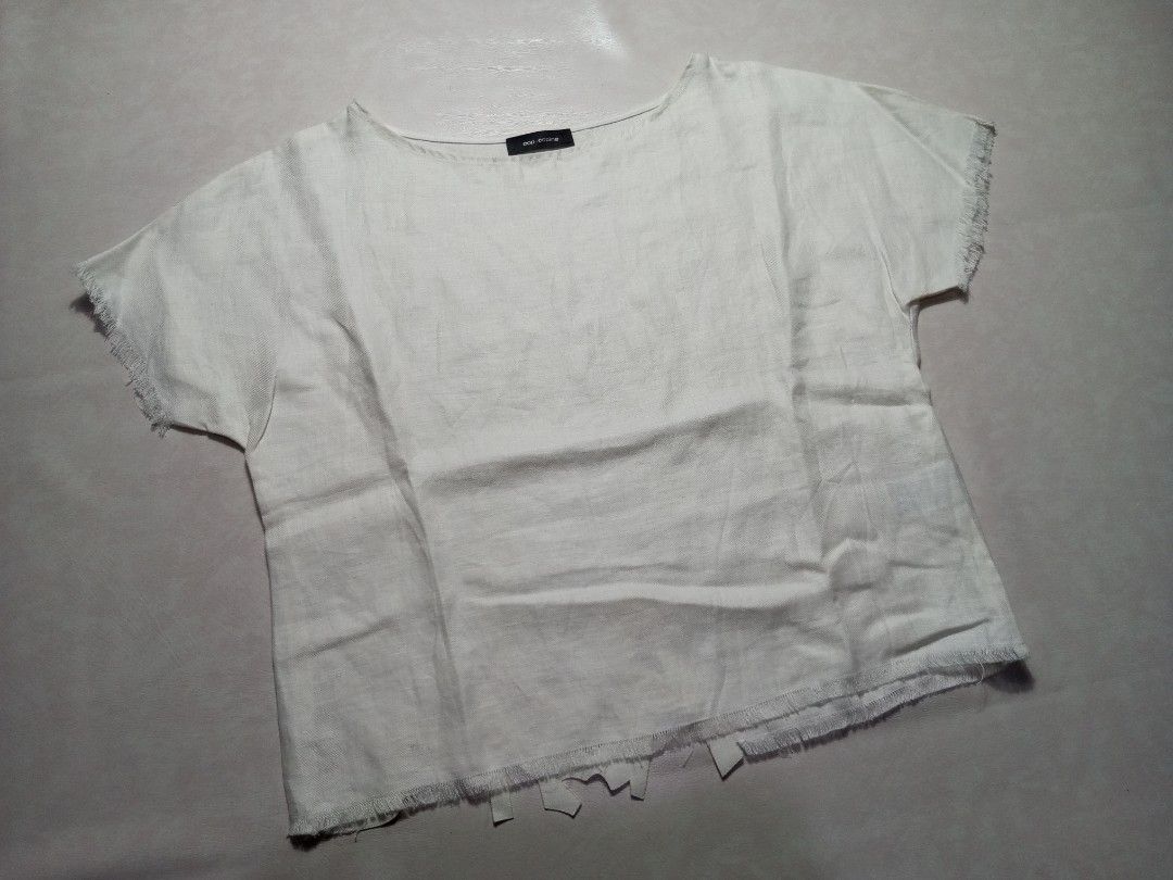 Cop Copine White Linen Frayed Hem Top Authentic (Category: Luxury Apparel) located in Urdaneta. Submitted by josephragontonjr95 (Listing ID 1459602335, Image 3). Description: - Cop Copine White Linen Frayed Hem Top Authentic - SIZE: 36 - DIMENSIONS ⬇️ ⬇️ ⬇️ - WIDTH: 20 - LENGTH: 22.5 - COLOR RATE: 9.8/10 - ISSUES/FLAWS: NONE - CONDITION: AS NEW - Color: White - Material: Linen - Sleeve Style: Short sleeves with frayed edges - Hem Details: Frayed 