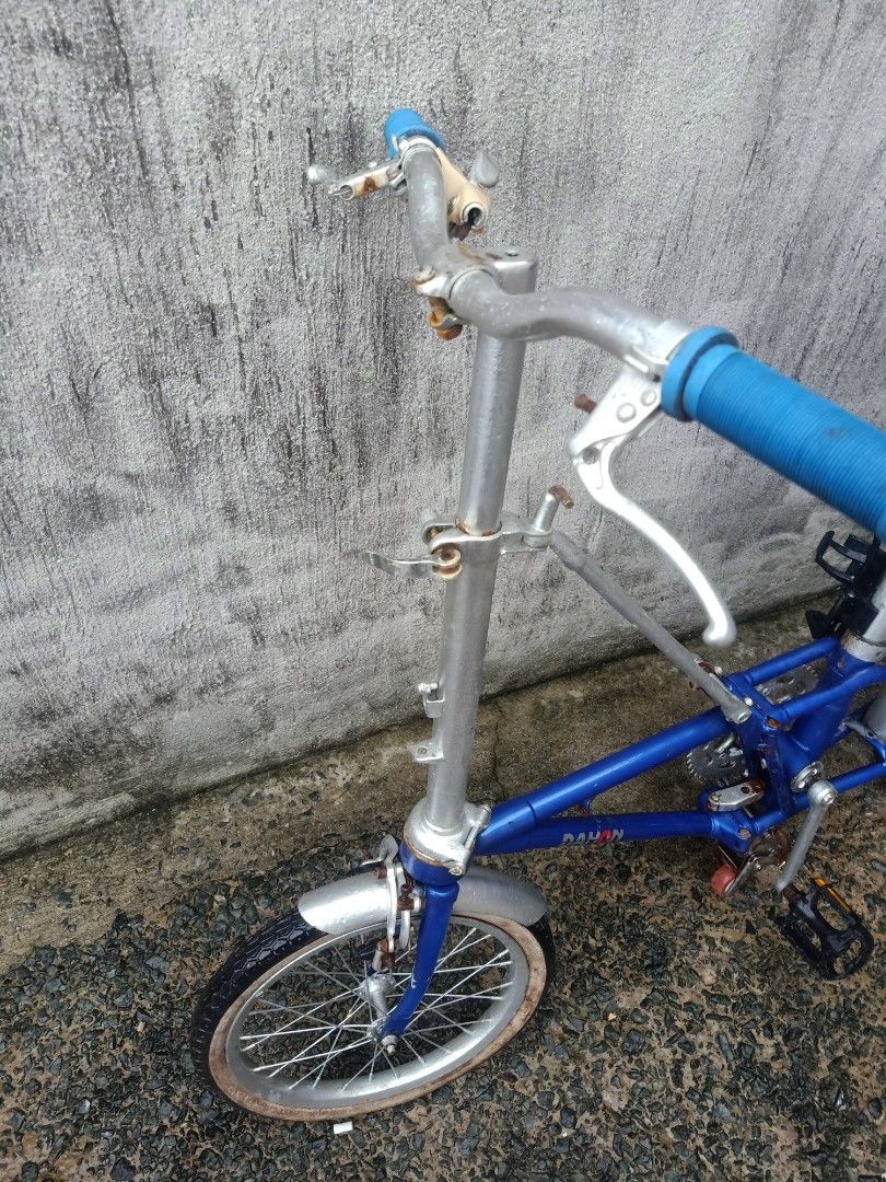 Dahon classic vintage folding (Category: Bicycles) located in Las Pinas. Submitted by quick_deals_great_finds2 (Listing ID 1459620708, Image 3). Description: Vintage classic dahon taiwan Needs restoration No cables chain Original parts Selling as is.