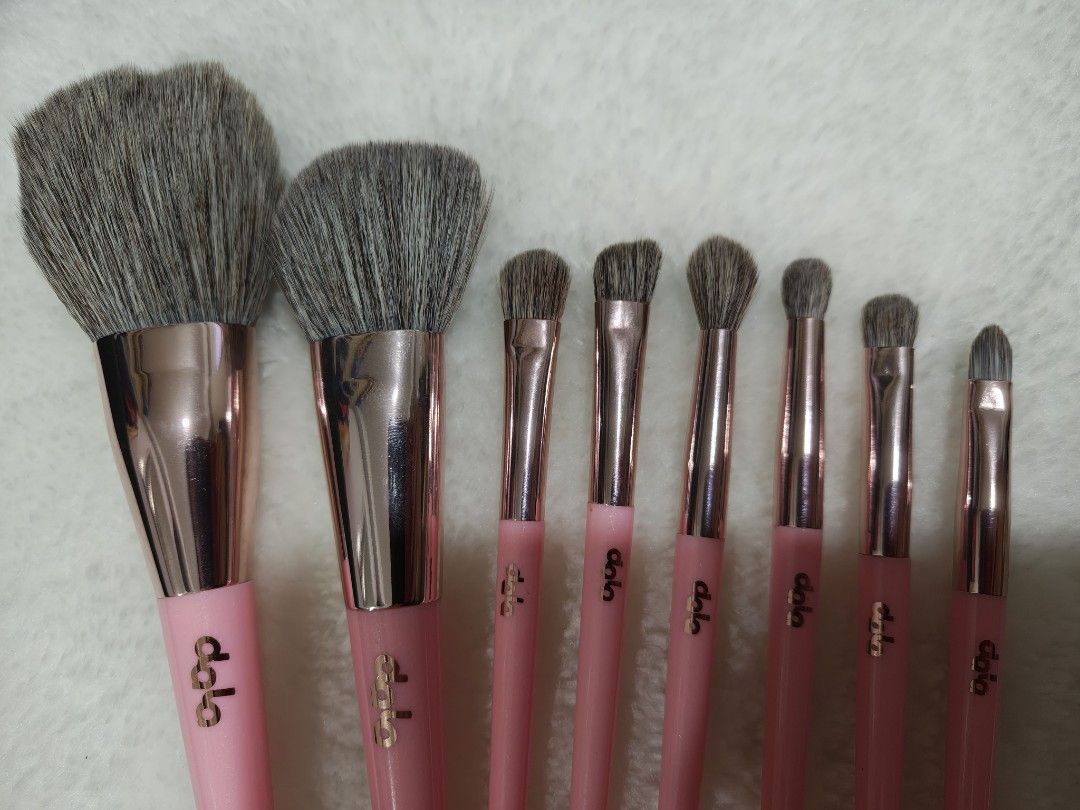 Dala Makeup Brush (Category: Makeup) located in Pasay City. Submitted by autumn35 (Listing ID 1459616425, Image 2). Description: - Brand: Dala - Type: Makeup Brush Set - Color: Pastel Pink handles with Rose Gold ferrules - Set includes: Large Powder Brush, Angled Contour Brush, Dense Shader Brush, Angled Shader Brush, Fluffy Blending Brush, Domed Detailing Brush, Flat Shader Brush, Precise Shader Brush - Condition: Good, gently used - Features: S