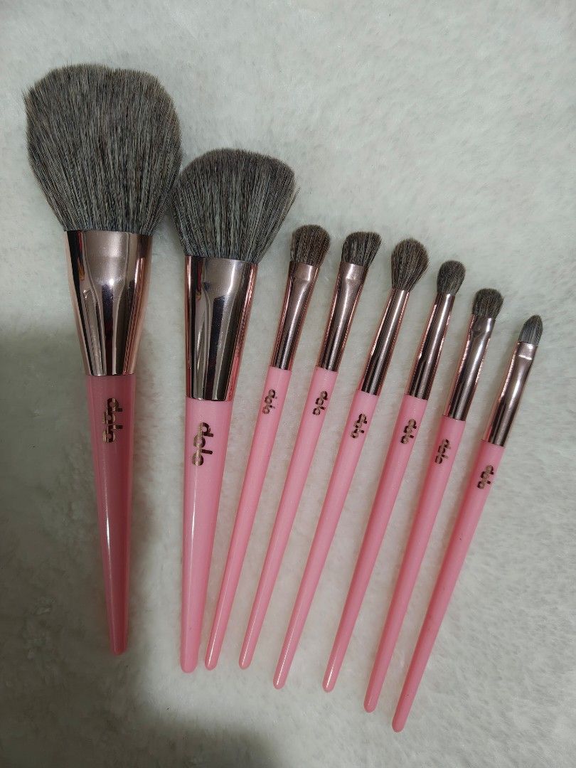 Dala Makeup Brush (Category: Makeup) located in Pasay City. Submitted by autumn35 (Listing ID 1459616425, Image 1). Description: - Brand: Dala - Type: Makeup Brush Set - Color: Pastel Pink handles with Rose Gold ferrules - Set includes: Large Powder Brush, Angled Contour Brush, Dense Shader Brush, Angled Shader Brush, Fluffy Blending Brush, Domed Detailing Brush, Flat Shader Brush, Precise Shader Brush - Condition: Good, gently used - Features: S
