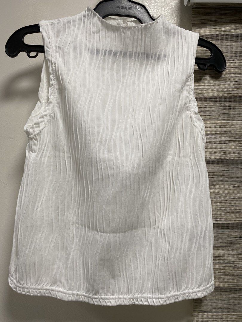 Dazy White Textured Sleeveless Top Size M (Category: Sleeveless) located in Cavite. Submitted by yc.shoppemnl (Listing ID 1459538324, Image 2). Description: - White sleeveless top from Dazy - Features a textured, wavy pattern all over - Button closure at the back neck - Made of comfortable and lightweight polyester and elastane blend - Versatile for casual or dressed-up looks.
