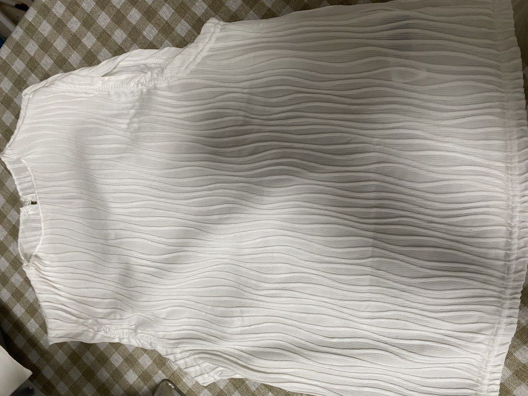 Dazy White Textured Sleeveless Top Size M (Category: Sleeveless) located in Cavite. Submitted by yc.shoppemnl (Listing ID 1459538324, Image 3). Description: - White sleeveless top from Dazy - Features a textured, wavy pattern all over - Button closure at the back neck - Made of comfortable and lightweight polyester and elastane blend - Versatile for casual or dressed-up looks.