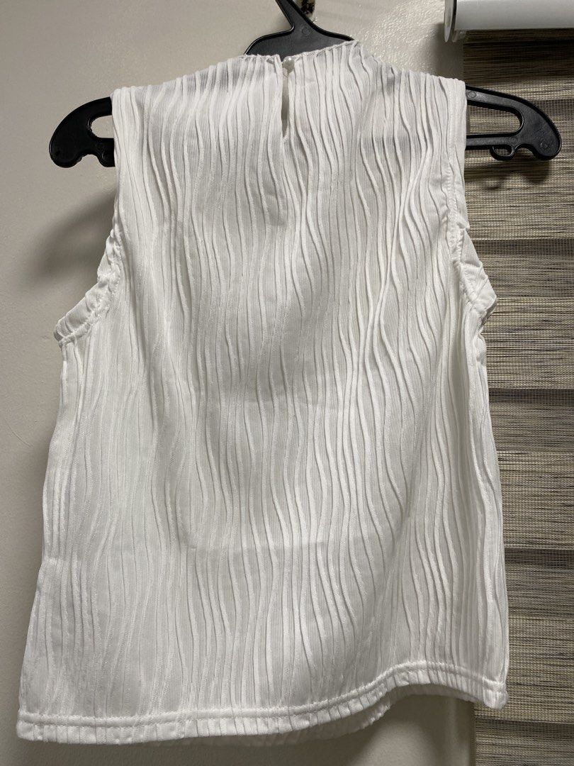 Dazy White Textured Sleeveless Top Size M (Category: Sleeveless) located in Cavite. Submitted by yc.shoppemnl (Listing ID 1459538324, Image 1). Description: - White sleeveless top from Dazy - Features a textured, wavy pattern all over - Button closure at the back neck - Made of comfortable and lightweight polyester and elastane blend - Versatile for casual or dressed-up looks.