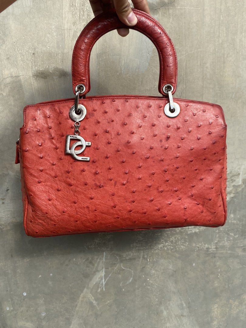 DELICATO OATRICH BAG (Category: Tote Bags) located in Caloocan City. Submitted by thon0806 (Listing ID 1459492179, Image 1). Description: Bag is in good condition May water stain sa ibang part ng bag Needs cleaning sa lining.