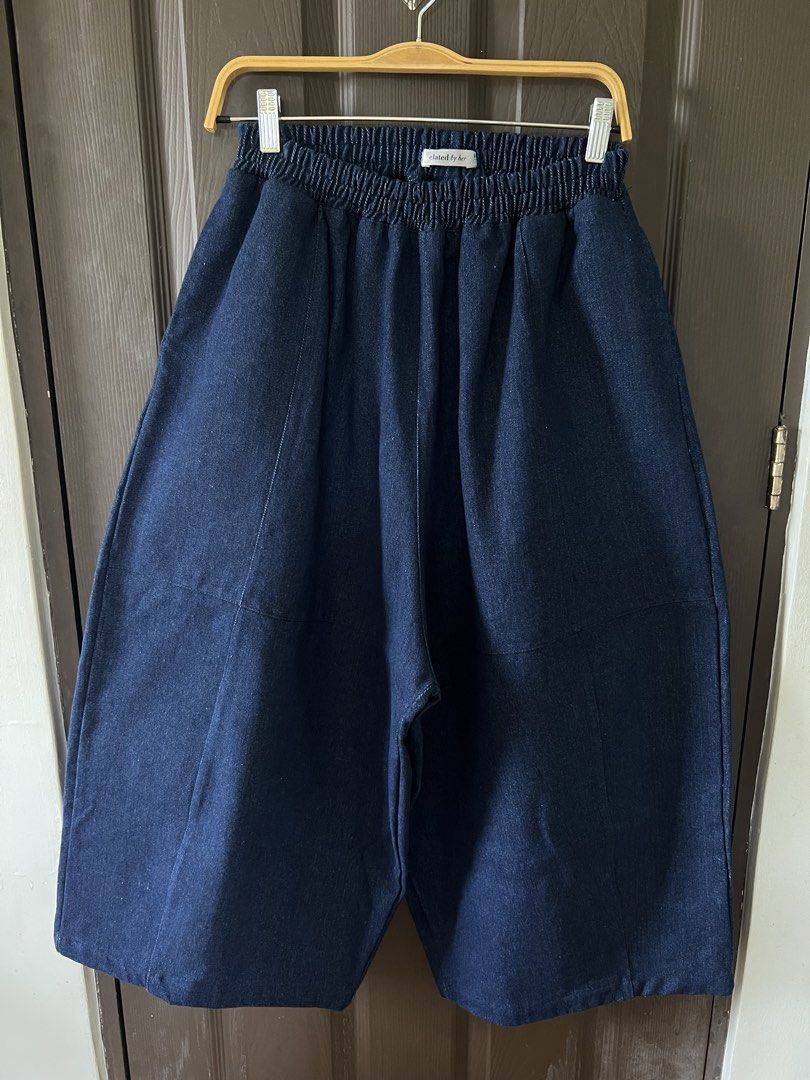 Unisex Barrel Denim Balloon Pants (Category: Jeans) located in Quezon City. Submitted by virtualapproach (Listing ID 1459646971, Image 2). Description: Brandnew Unisex Thick denim material Waist 25-35.