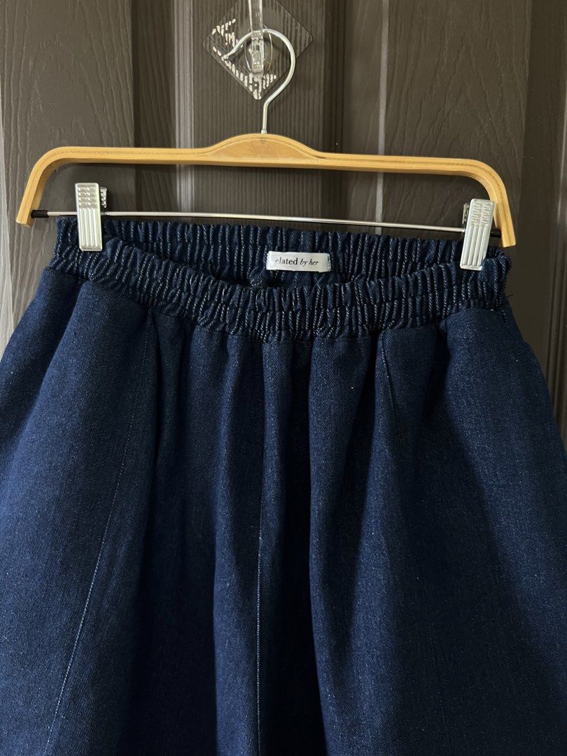 Unisex Barrel Denim Balloon Pants (Category: Jeans) located in Quezon City. Submitted by virtualapproach (Listing ID 1459646971, Image 3). Description: Brandnew Unisex Thick denim material Waist 25-35.